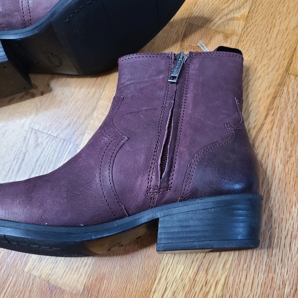 NEW Ten Points Size 7 Leather Heeled Chelsea Booties - Picture 2 of 11